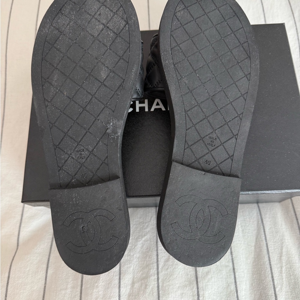 CHANEL Black Quilted Leather Slide Sandals with Gold hammered CC SZ 40 full set - Picture 7 of 9